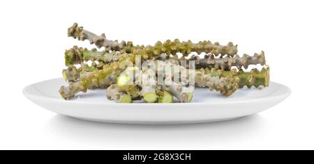 Tinospora cordifolia herbe dans une plaque isolée sur fond blanc Banque D'Images