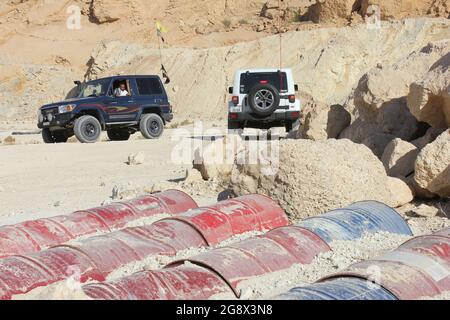 Un 4x4 négocie l'obstacle tout-terrain Drum Shake à 'XQuarry' tout-terrain et au parc d'aventure dans le désert de Mleiha, Sharjah, Émirats arabes Unis. Banque D'Images