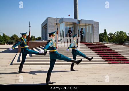 Changement de la cérémonie de la garde à la place Ala Too à Bichkek, Kirghizistan Banque D'Images