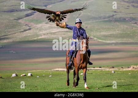 Chasseur d'aigle et son aigle d'or à Issyk Kul, Kirghizistan Banque D'Images