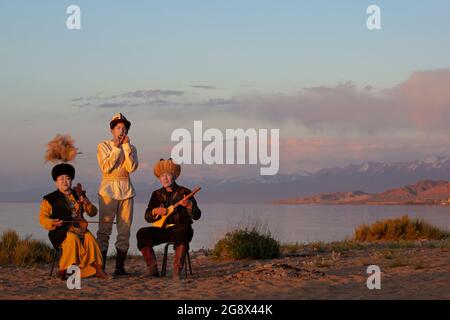 Musiciens jouant des instruments traditionnels locaux, à Issyk Kul, Kirghizistan. Banque D'Images