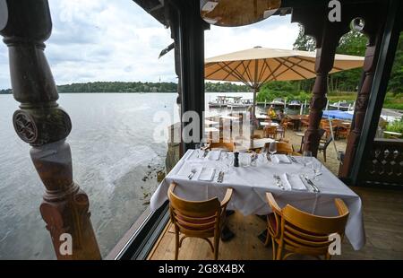 20 juillet 2021, Brandebourg, Potsdam: Le restaurant 'Kongsnaes - la gare impériale de Sailor' du Groupe Laggner à la Jungfernsee est construit en bois norvégien. Il sert principalement du poisson, principalement régional, ainsi que de la bouillabaise et des plats de saison. En 1890, le Kaiser Wilhelm II fit reconstruire sa station de voile sur la Jungfernsee de Potsdam dans le style dragon 'norvégien'. Après un incendie dans les jours de guerre. En 1945, les fortifications frontalières de la RDA se sont encouru le long de ce site. Avec l'aide de plans historiques et de photographies, la reconstruction du Ventehalle est devenue possible. Photo: Jens Kalaen Banque D'Images