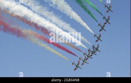 PESARO, ITALIE - 14 août 2016 : une patrouille acrobatique italienne des flèches tricolores en vol, dans la ville de Pesaro, défilé du jour de la libération en Italie Banque D'Images