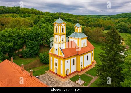 Vue aérienne de l'église Saint-Michel et de l'Archange Gabriel à Grábóc, Hongrie. Banque D'Images