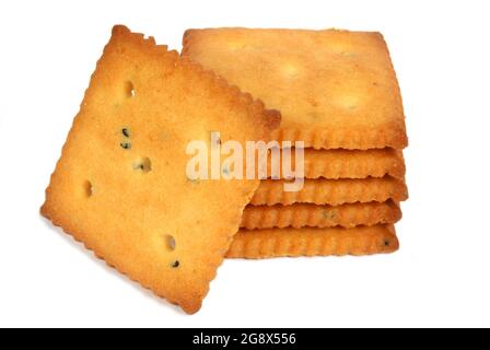 Biscuits salés craquelés isolés sur fond blanc Banque D'Images