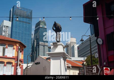 25.05.2021, Singapour, République de Singapour, Asie - Statue au début de Chinatown Walking Street, Food Street située à l'angle de Smith Street Banque D'Images