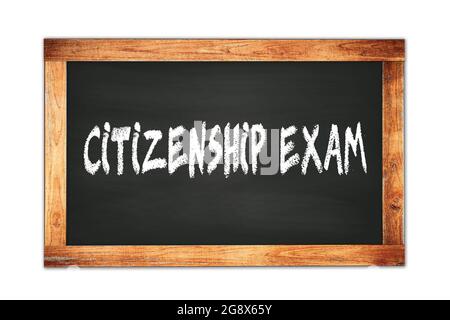 Texte DE L'EXAMEN DE CITOYENNETÉ écrit sur le tableau noir de l'école de cadre en bois noir. Banque D'Images