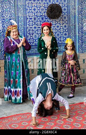 Musiciens khorezmiens en danse locale, à Khiva, en Ouzbékistan. Banque D'Images