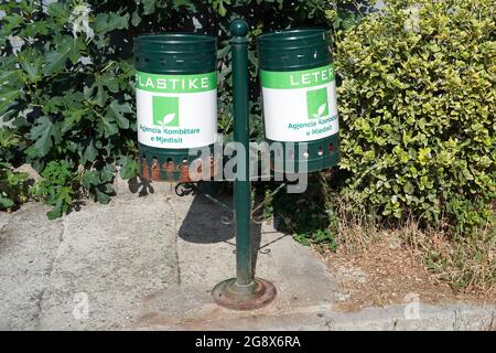 13 juin 2021, Albanie, Tirana: Deux poubelles portant des étiquettes pour 'Plastike' (l., plastique) et 'Leter' (papier). Photo: Peter Endig/dpa-Zentralbild/ZB Banque D'Images