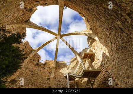Ancien champ de neige abandonné. Structure en pierre. Endroit célèbre. Cava Gran ou cava Arquejada, Agres, Sierra de Mariola, Espagne. Banque D'Images