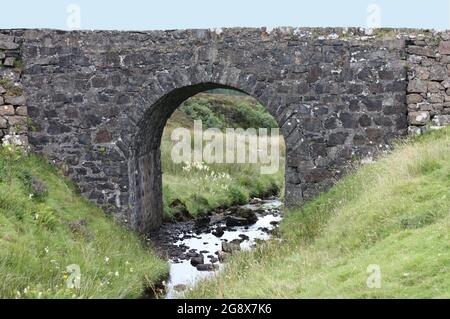 Un vieux pont construit en pierre sur un petit ruisseau. Banque D'Images