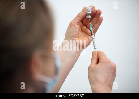 Photo du dossier datée du 19/02/21 d'un vaccin Pfizer/BioNTech Covid-19 en cours de préparation. Selon les scientifiques, un écart de huit semaines entre la première et la deuxième dose du vaccin Pfizer/BioNTech Covid-19 est un « petit point » pour générer une réponse immunitaire forte tout en protégeant la population britannique contre la variante Delta du coronavirus. Date de publication : vendredi 23 juillet 2021. Banque D'Images