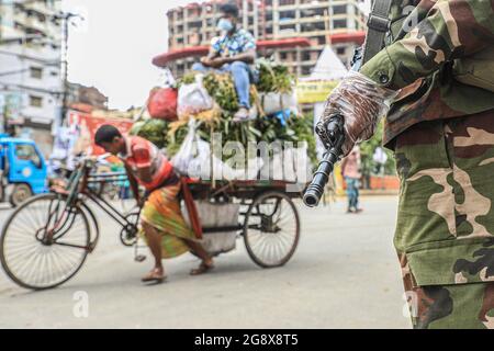 Dhaka, Bangladesh. 23 juillet 2021. L'armée du Bangladesh est sous garde tout en surveillant le mouvement des peuples à un point de contrôle pendant le confinement strict pour contenir la propagation du coronavirus Covid-19. Le Bangladesh a jusqu'à présent confirmé 1,140,200 cas de coronavirus, dont 969,610 cas de rétablissement et 18,685 décès. (Photo de MD Manik/SOPA Images/Sipa USA) crédit: SIPA USA/Alay Live News Banque D'Images