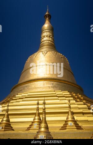 Un stupa d'or au site religieux bouddhiste de la Pagode Shwedagon à Yangon, au Myanmar Banque D'Images