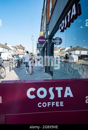 Londres - 2021 juillet : Costa Coffee sur Garratt Lane dans le sud-ouest de Londres Banque D'Images