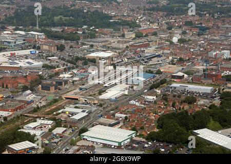 Vue aérienne du centre-ville de Bolton en regardant vers le nord-ouest en traversant Burnden vers la gare et l'hôtel de ville au loin Banque D'Images