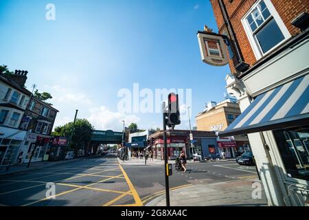 Londres- juillet 2021: Garratt Lane à Earlsfield, une grande rue de magasins et de magasins d'alimentation dans le sud-ouest de Londres Banque D'Images