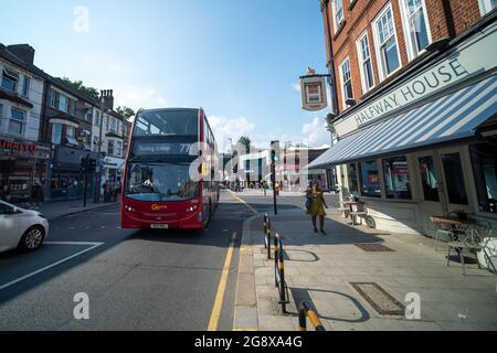 Londres- juillet 2021: Garratt Lane à Earlsfield, une grande rue de magasins et de magasins d'alimentation dans le sud-ouest de Londres Banque D'Images