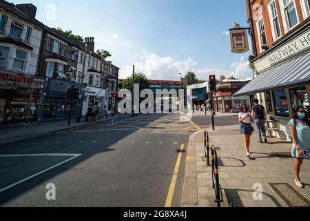 Londres- juillet 2021: Garratt Lane à Earlsfield, une grande rue de magasins et de magasins d'alimentation dans le sud-ouest de Londres Banque D'Images