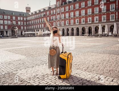 Bon Tourisme à madrid, Espagne Europe, voyage pendant les vacances d'été post-covid. Femme portant un masque de prise de selfie heureux d'être en mesure de voyager o Banque D'Images