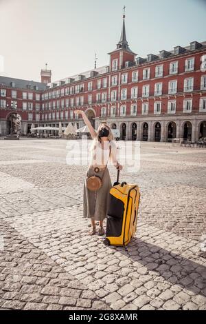 Bon Tourisme à madrid, Espagne Europe, voyage pendant les vacances d'été post-covid. Femme portant un masque de prise de selfie heureux d'être en mesure de voyager o Banque D'Images