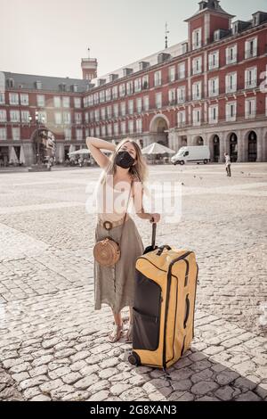 Bon Tourisme à madrid, Espagne Europe, voyage pendant les vacances d'été post-covid. Femme portant un masque de prise de selfie heureux d'être en mesure de voyager o Banque D'Images