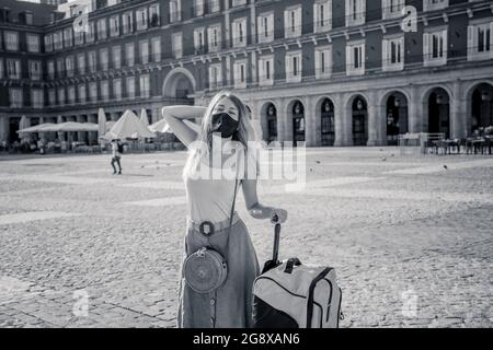 Bon Tourisme à madrid, Espagne Europe, voyage pendant les vacances d'été post-covid. Femme portant un masque de prise de selfie heureux d'être en mesure de voyager o Banque D'Images