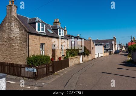 Rue de la Société historique dans la ville de Nairn, en Écosse, par une belle journée d'été. Banque D'Images