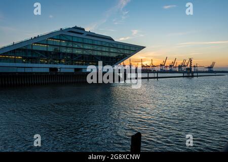 Hambourg, Allemagne : paysage du port au crépuscule. Vue sur le bâtiment de bureaux 'Dockland' dans le quartier Altona Banque D'Images