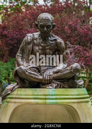 Mahatma Gandhi statue en Tavistock Square Gardens Bloomsbury Londres. Sculpté par Fredda brillante et installé en 1968 Banque D'Images