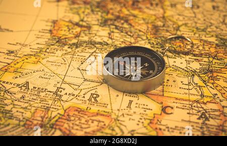 Boussole antique sur la carte de voyage d'Afrique d'époque, exploration et navigation concept fond Banque D'Images