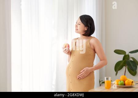 Belle jeune femme enceinte avec des pommes. Soins de santé et beauté Banque D'Images