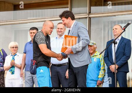 ZAPORIZHHIA, UKRAINE - LE 23 JUILLET 2021 - le chef de l'Administration régionale de l'Etat de Zaporizhzhia Oleksandr Starikh (R) assiste à la cérémonie pour soulever le Banque D'Images