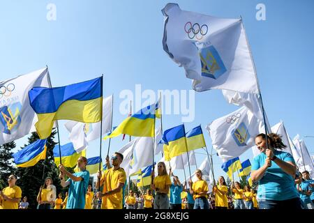 ZAPORIZHHIA, UKRAINE - 23 JUILLET 2021 - la cérémonie de mise en valeur des drapeaux de l'Ukraine et du Comité National Olympique a lieu en dehors du Zaporizh Banque D'Images