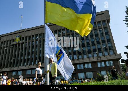 ZAPORIZHHIA, UKRAINE - 23 JUILLET 2021 - les drapeaux de l'Ukraine et du Comité National Olympique sont levés à l'extérieur de la Sta régionale de Zaporizhzhia Banque D'Images