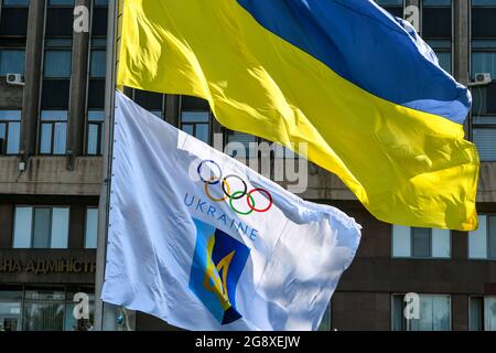 ZAPORIZHHIA, UKRAINE - 23 JUILLET 2021 - les drapeaux de l'Ukraine et du Comité National Olympique sont levés à l'extérieur de la Sta régionale de Zaporizhzhia Banque D'Images