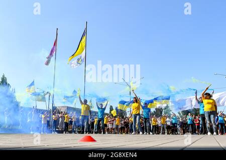 ZAPORIZHHIA, UKRAINE - 23 JUILLET 2021 - la cérémonie de mise en valeur des drapeaux de l'Ukraine et du Comité National Olympique a lieu en dehors du Zaporizh Banque D'Images