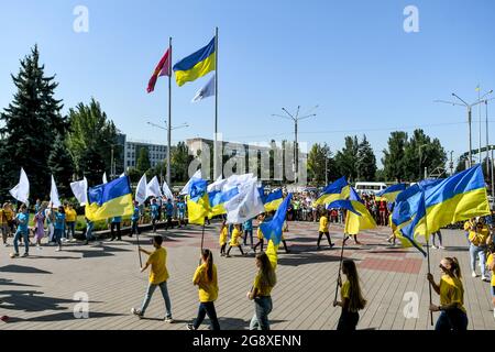 ZAPORIZHHIA, UKRAINE - 23 JUILLET 2021 - la cérémonie de mise en valeur des drapeaux de l'Ukraine et du Comité National Olympique a lieu en dehors du Zaporizh Banque D'Images