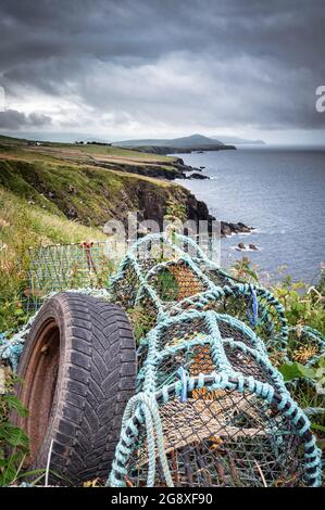 Pots de homard au bord de la falaise de mer à Dingle Irlande Banque D'Images