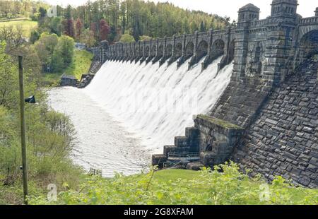 Eau en cascade au-dessus du barrage du lac Vyrnwy à Powys, dans le nord du pays de Galles. Banque D'Images