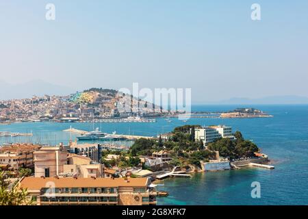 Vue sur Kusadasi, une grande station balnéaire sur la côte de la mer Égée en Turquie. Banque D'Images