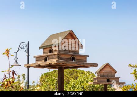 Pigeonnier en bois sur pied également columbarium, une structure destinée à abriter des pigeons ou des colombes. Banque D'Images