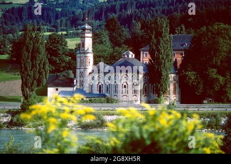 La Karlskirche (église monastère de Saint-Carlo Borromeo) en 1981, Volders, Tirol, Autriche Banque D'Images