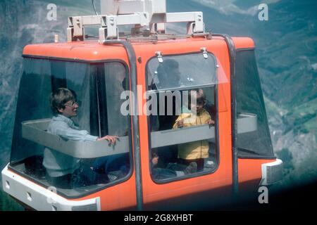 Famille sur le téléphérique de la Meije en 1980, la grave, Hautes-Alpes, France Banque D'Images