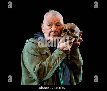 Ian McKellen (Hamlet) au HAMEAU de Shakespeare ouverture au Théâtre Royal Windsor, Angleterre le 20/07/2021 set design: Lee Newby costumes: Loren Epstein perruques et maquillage: Susanna Peretz éclairage: Zoe Spurr réalisateur: Sean Mathias Banque D'Images