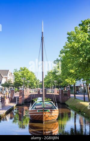 Ancien voilier en bois dans le canal central de Papenburg, Allemagne Banque D'Images