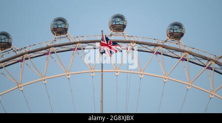 Drapeau de l'Union volant devant le London Eye, vu depuis la parade des gardes à cheval le 22 juillet 2021. Banque D'Images