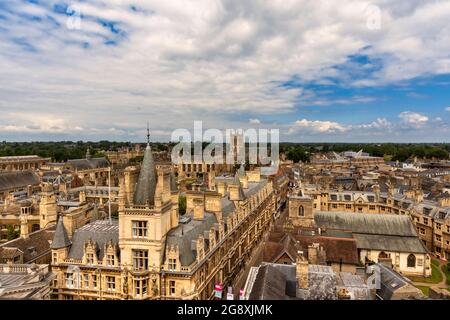 CAMBRIDGE ENGLAND LES BÂTIMENTS DE GONVILLE & CAIUS COLLEGE ET TRINITY STREET EN ÉTÉ Banque D'Images