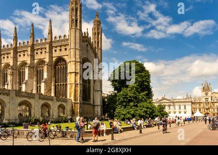 CAMBRIDGE ENGLAND TRUMPINGTON STREET KING'S COLLEGE ET LES GENS SUR LE GREEN EN ÉTÉ Banque D'Images