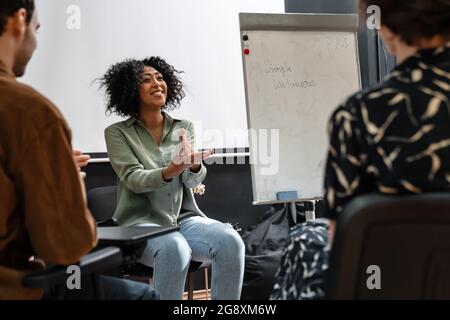 Groupe multiethnique d'élèves étudiant ensemble dans la salle de classe Banque D'Images